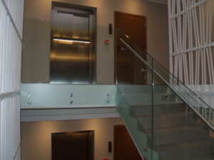 klaaspiirded metallpiirded metkon veerenni korterelamu tallinnas