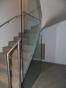 klaaspiirded metallpiirded metkon veerenni korterelamu tallinnas